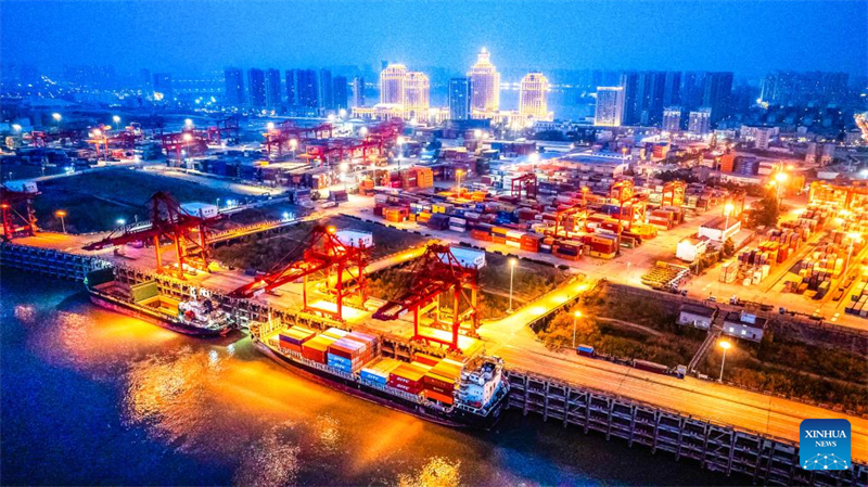 Movimenta??o de carga do rio Yangtzé ultrapassará 4 bilh?es de toneladas pela primeira vez