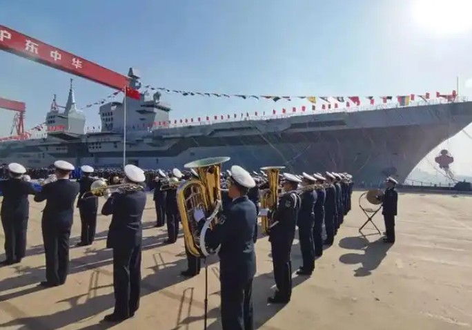 Marinha chinesa tem novo navio de ataque anfíbio