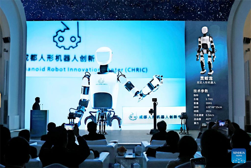 Rob?s humanoides de fabrica??o chinesa fazem estreia na cidade-sede dos Jogos Mundiais na China