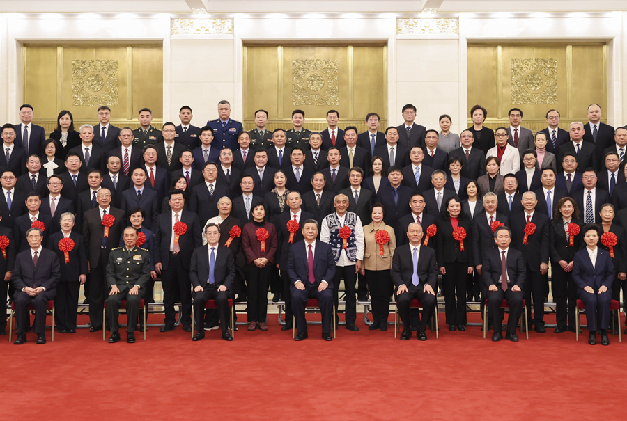 Xi Jinping reúne-se com representantes de aposentados exemplares