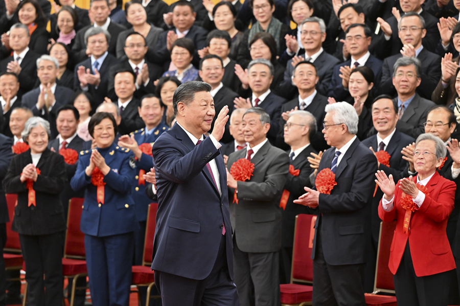 Xi Jinping reúne-se com representantes de aposentados exemplares