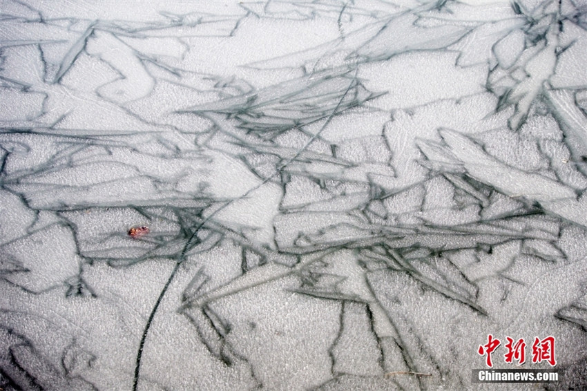 Galeria: belo fen?meno da geometrica do gelo no Lago Kunming do Palácio de Ver?o
