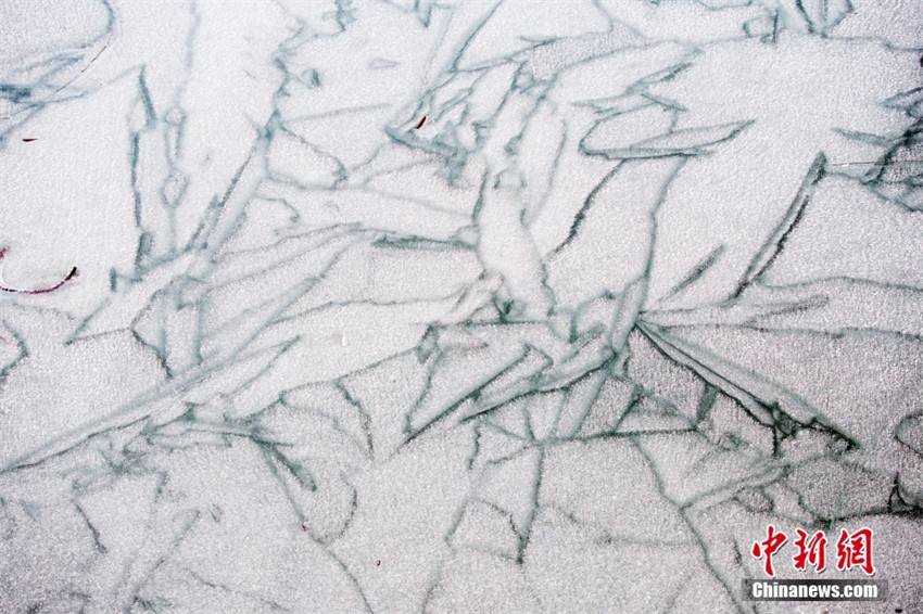 Galeria: belo fen?meno da geometrica do gelo no Lago Kunming do Palácio de Ver?o