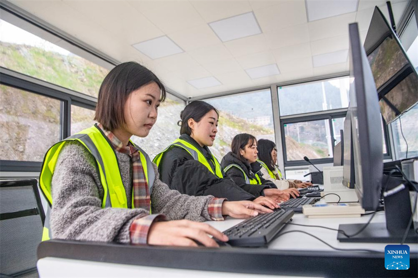 Novas se??es da segunda via expressa Chongqing-Hunan s?o abertas ao tráfego público