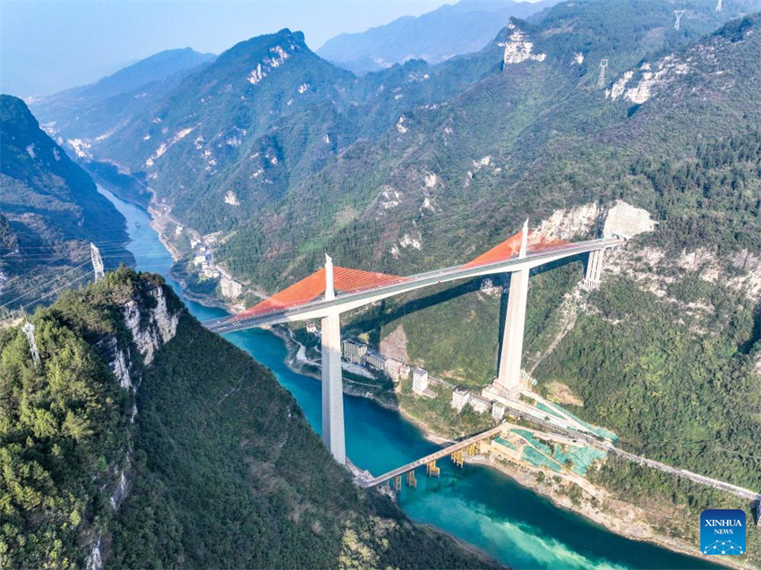 Novas se??es da segunda via expressa Chongqing-Hunan s?o abertas ao tráfego público