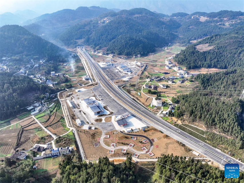 Novas se??es da segunda via expressa Chongqing-Hunan s?o abertas ao tráfego público