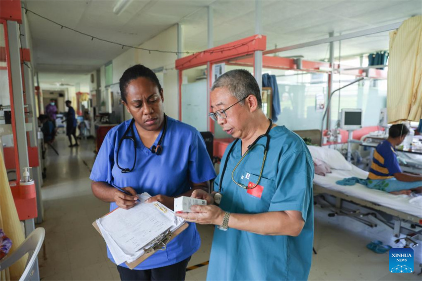 Médicos chineses prestam servi?os após terremoto atingir Vanuatu