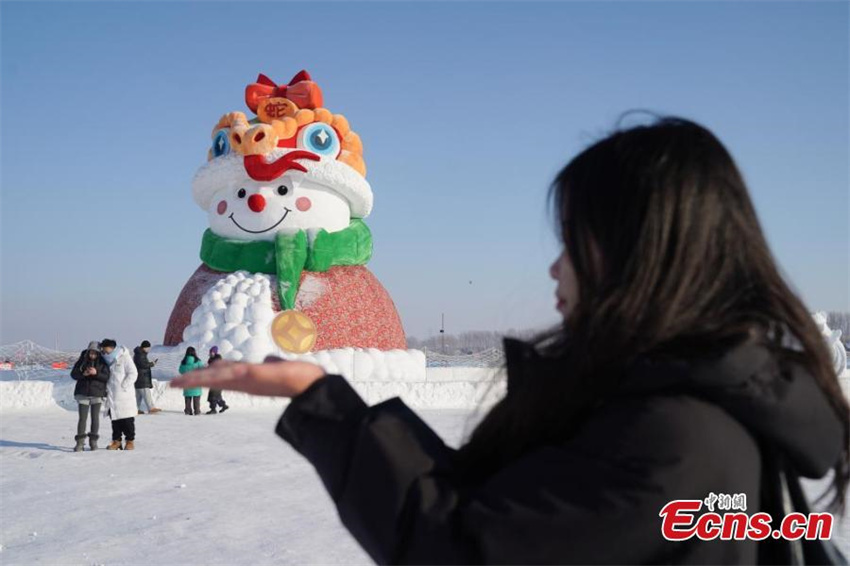Novos bonecos de neve atraem aten??o em Harbin