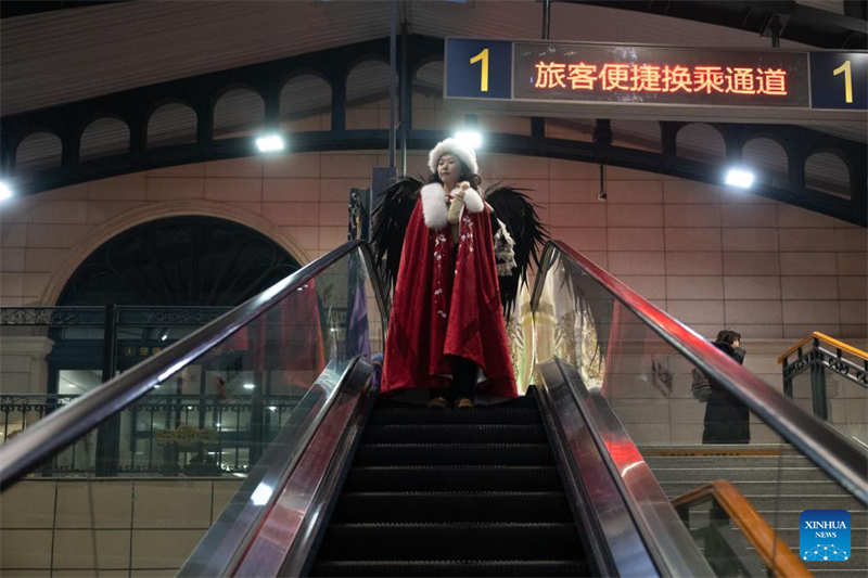 Trem temático de turismo de gelo e neve come?a a operar no nordeste China