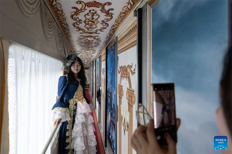 Trem temático de turismo de gelo e neve come?a a operar no nordeste China