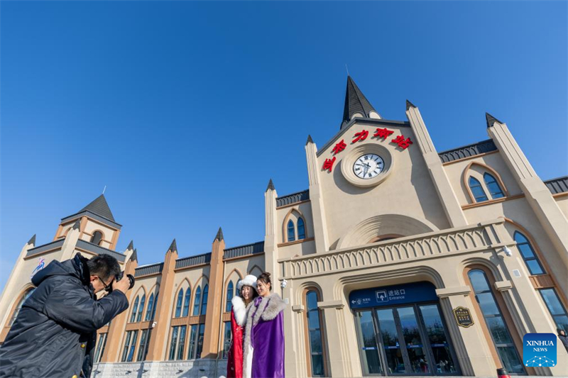 Trem temático de turismo de gelo e neve come?a a operar no nordeste China