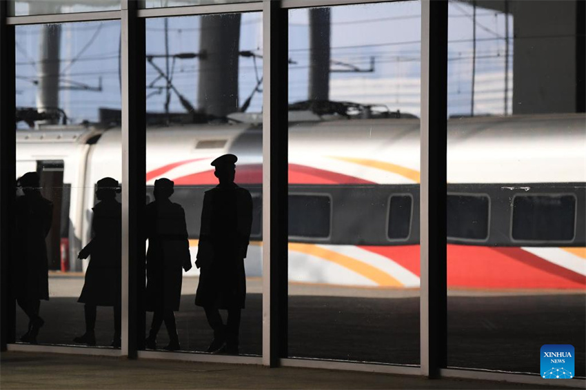 Duas rotas ferroviárias diretas de alta velocidade ligam Shaanxi e Hubei da China a Hong Kong