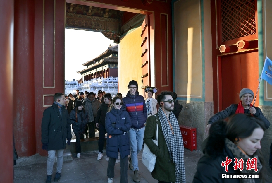 Delega??o de jovens estudantes dos EUA visita Cidade Proibida em Beijing