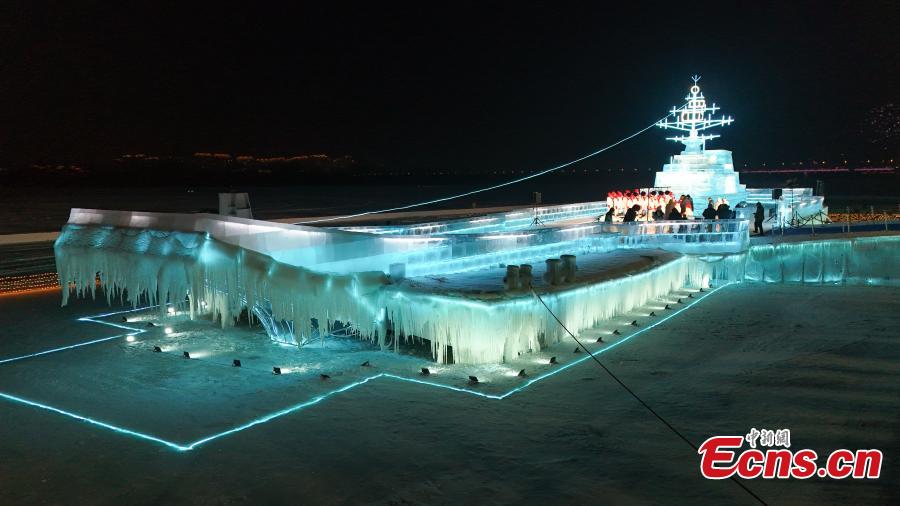 Escultura de gelo reproduz porta-avi?es CNS Liaoning