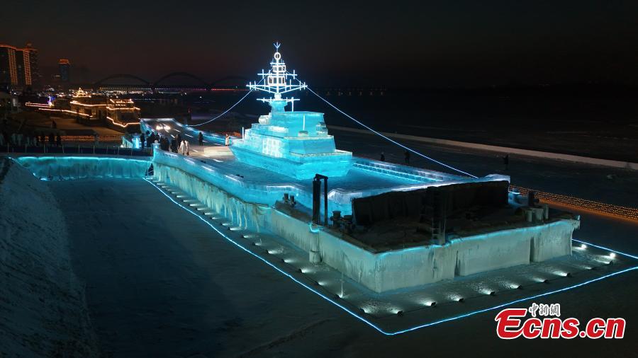 Escultura de gelo reproduz porta-avi?es CNS Liaoning