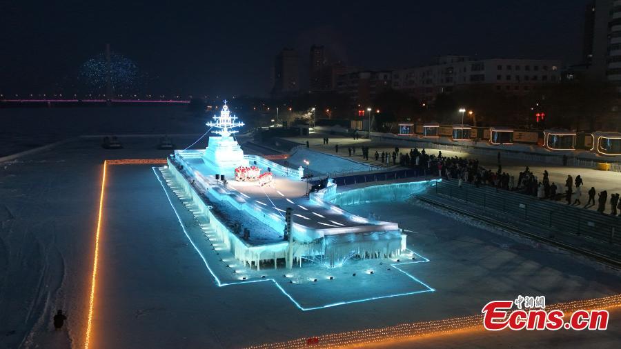 Escultura de gelo reproduz porta-avi?es CNS Liaoning