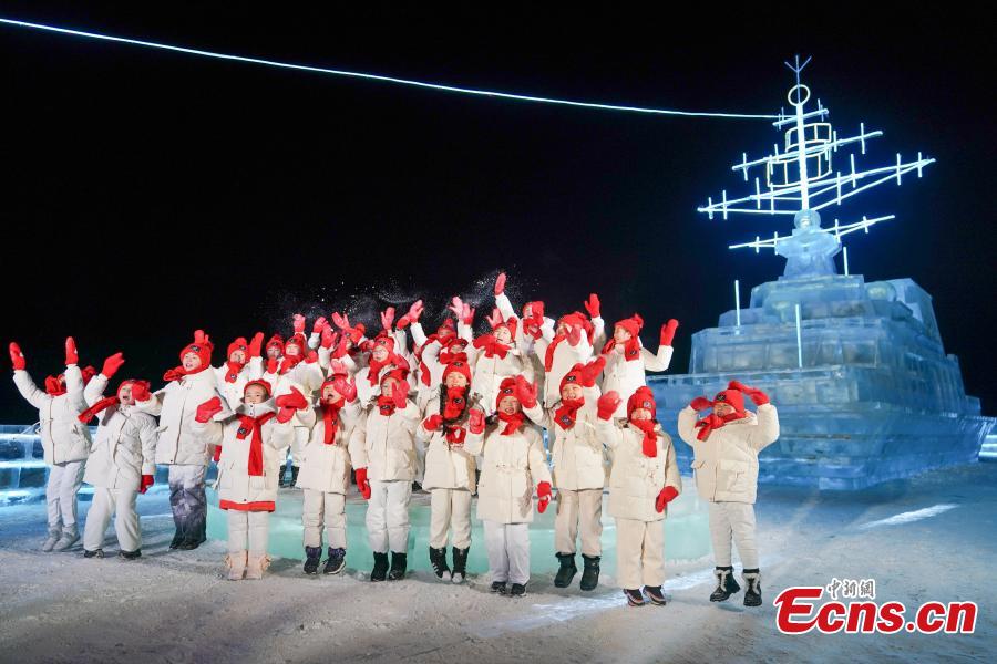 Escultura de gelo reproduz porta-avi?es CNS Liaoning