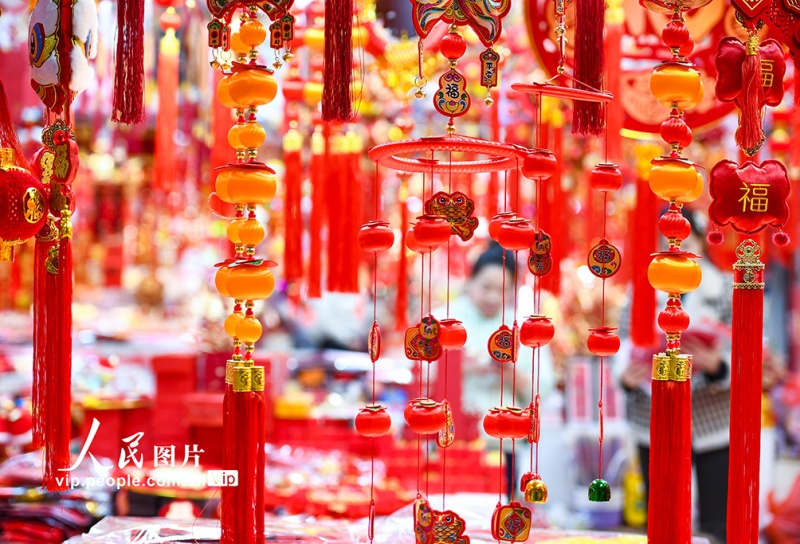 Jiangsu: cidad?os de Nanjing compram souvenires festivos para celebrar o Ano Novo Chinês