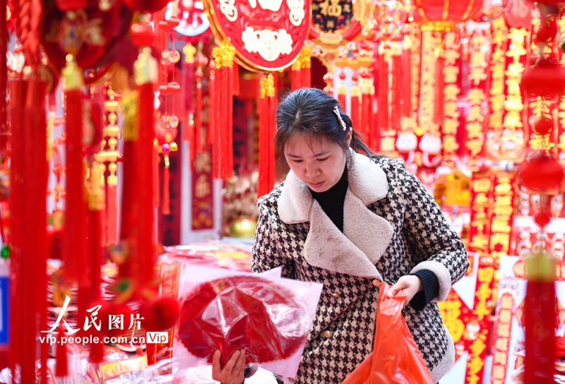 Jiangsu: cidad?os de Nanjing compram souvenires festivos para celebrar o Ano Novo Chinês