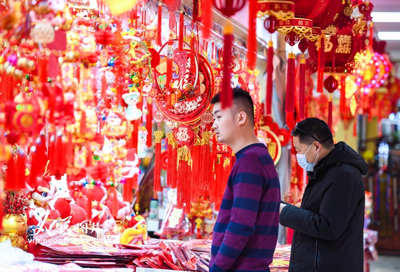 Jiangsu: cidad?os de Nanjing compram souvenires festivos para celebrar o Ano Novo Chinês