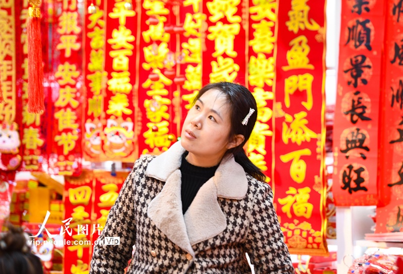Jiangsu: cidad?os de Nanjing compram souvenires festivos para celebrar o Ano Novo Chinês
