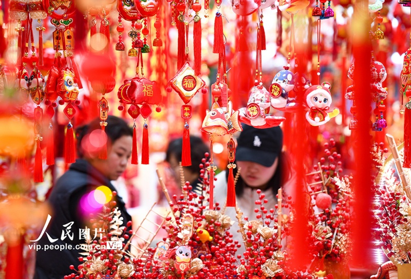 Jiangsu: cidad?os de Nanjing compram souvenires festivos para celebrar o Ano Novo Chinês