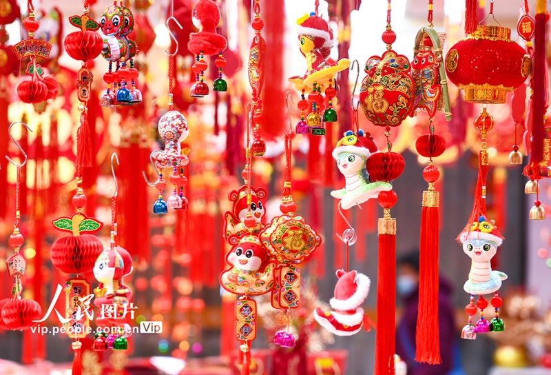 Jiangsu: cidad?os de Nanjing compram souvenires festivos para celebrar o Ano Novo Chinês