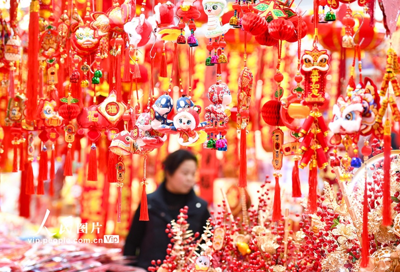 Jiangsu: cidad?os de Nanjing compram souvenires festivos para celebrar o Ano Novo Chinês