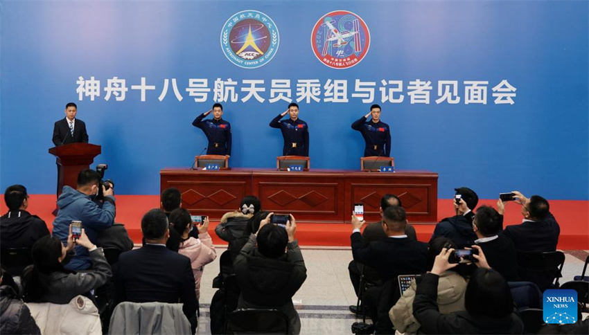 Astronautas da Shenzhou-18 se encontram com a imprensa após retornar do espa?o