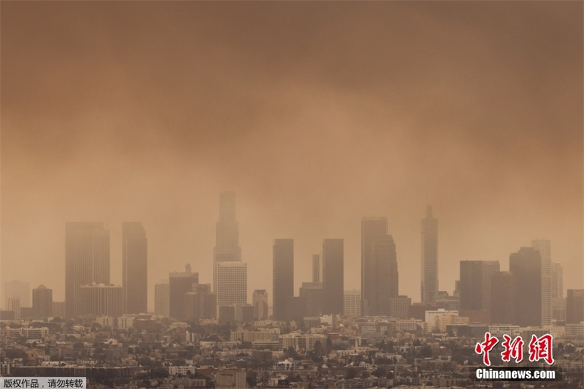 Incêndios florestais em larga escala varreram Los Angeles, EUA, e mais de 100.000 pessoas foram for?adas a evacuar