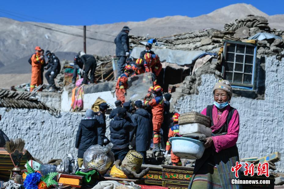 Limpeza pós-terremoto em Xizang ajuda popula??o a recuperar pertences