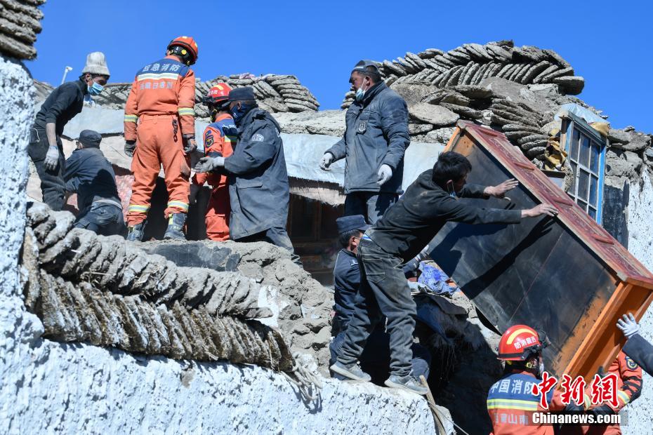 Limpeza pós-terremoto em Xizang ajuda popula??o a recuperar pertences