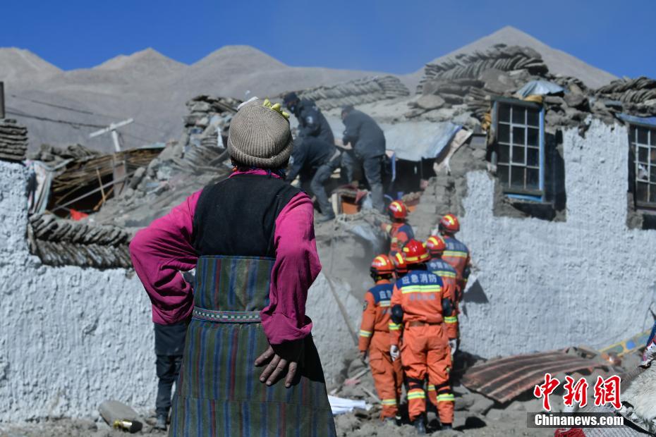 Limpeza pós-terremoto em Xizang ajuda popula??o a recuperar pertences