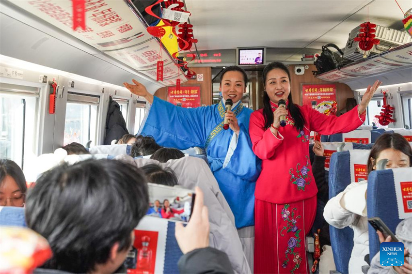 Equipe ferroviária mostra heran?a cultural intangível de Anhui no trem antes da corrida de viagens do Festival da Primavera