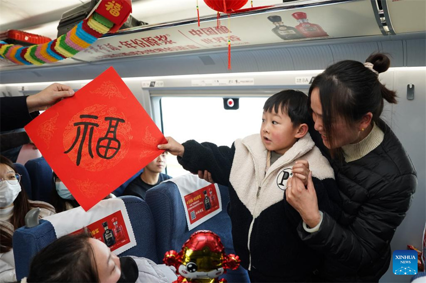 Equipe ferroviária mostra heran?a cultural intangível de Anhui no trem antes da corrida de viagens do Festival da Primavera