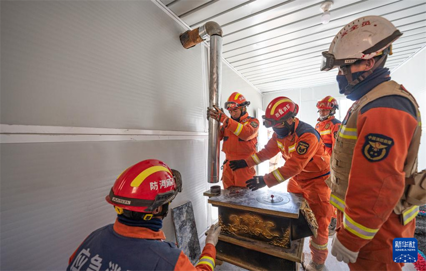 Xizang: sobreviventes se mudam para casas temporárias mais quentes e seguras