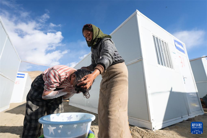 Xizang: sobreviventes se mudam para casas temporárias mais quentes e seguras