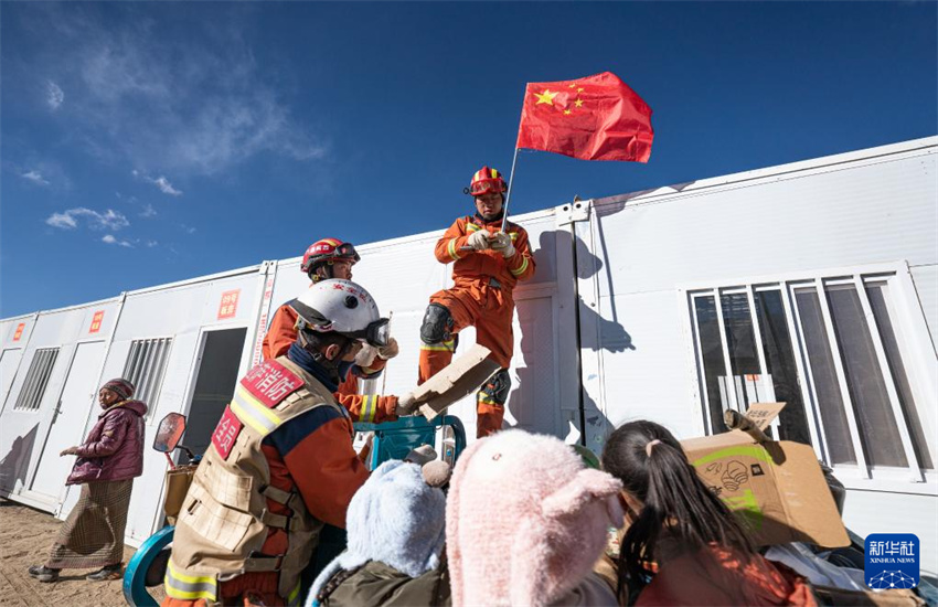 Xizang: sobreviventes se mudam para casas temporárias mais quentes e seguras