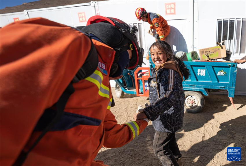 Xizang: sobreviventes se mudam para casas temporárias mais quentes e seguras