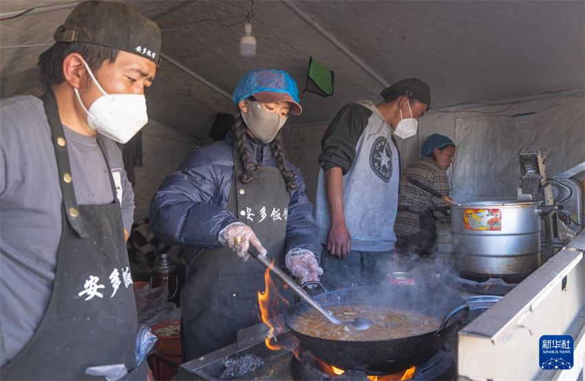 Xizang: sobreviventes se mudam para casas temporárias mais quentes e seguras