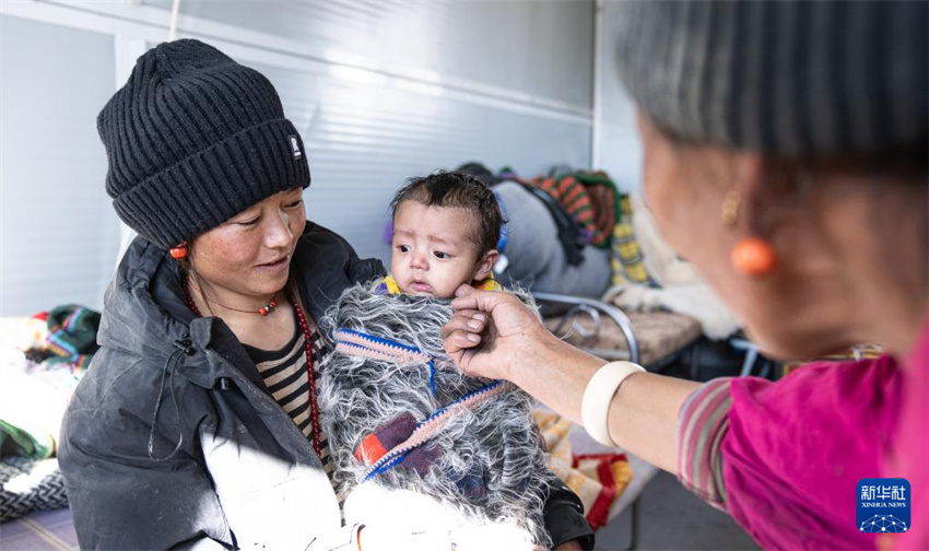 Xizang: sobreviventes se mudam para casas temporárias mais quentes e seguras