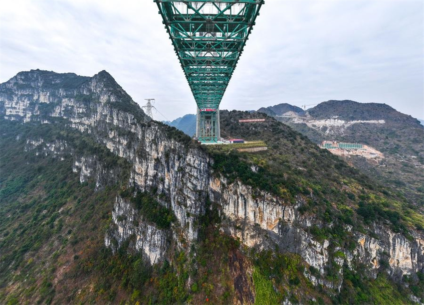 Guizhou: ponte sobre o Grand Canyon de Huajiang está quase concluída