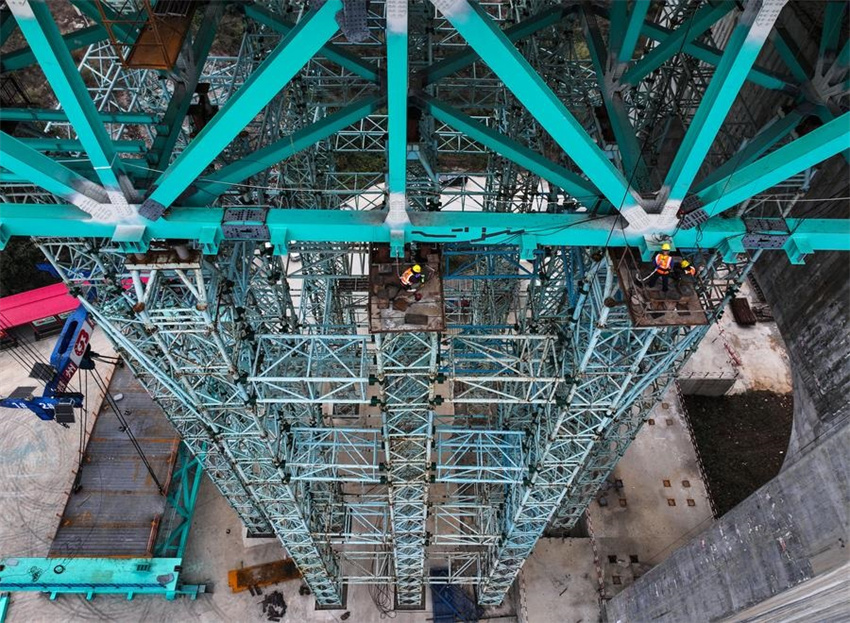 Guizhou: ponte sobre o Grand Canyon de Huajiang está quase concluída