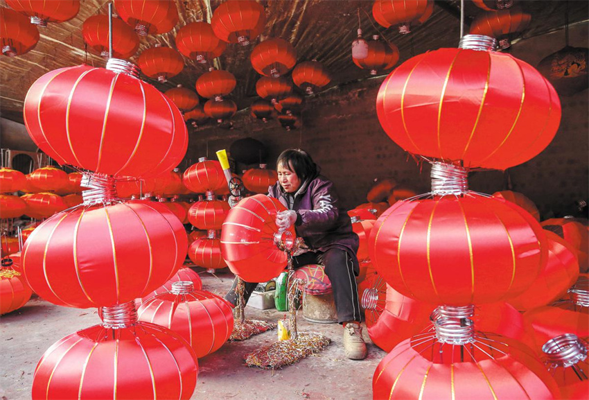 Aldeia de Shanxi intensifica produ??o de lanternas para receber Festival da Primavera