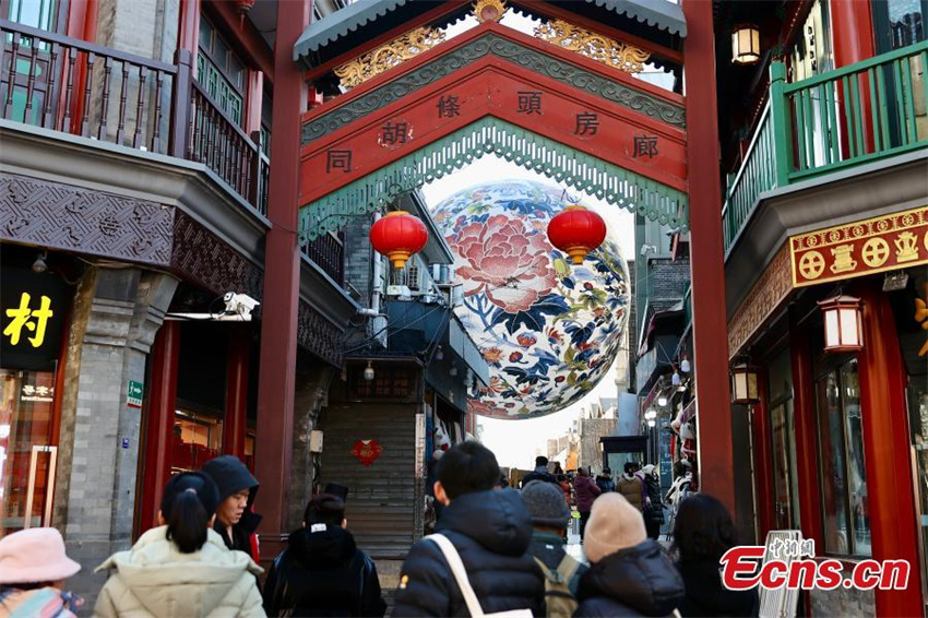 Lanterna gigante pintada com flores de pe?nia cria atmosfera festiva em Beijing