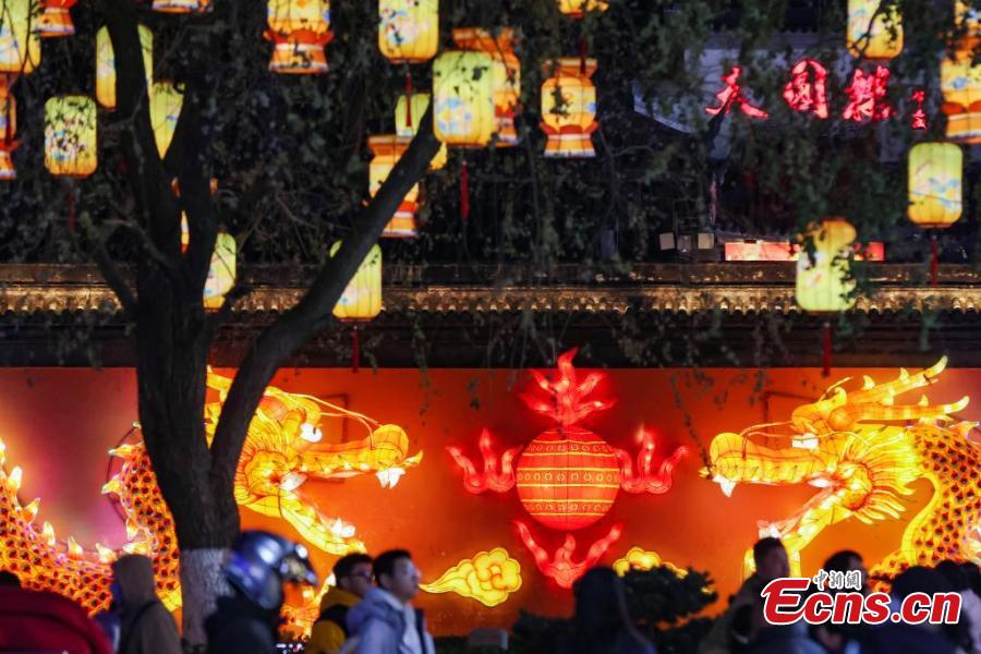Deslumbrantes lanternas d?o boas-vindas ao Festival da Primavera no leste da China