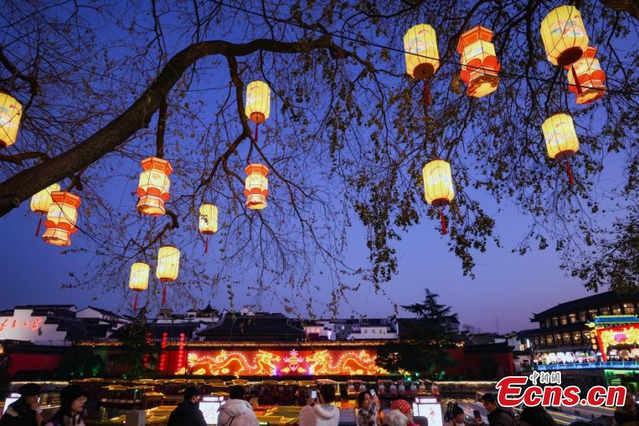 Deslumbrantes lanternas d?o boas-vindas ao Festival da Primavera no leste da China