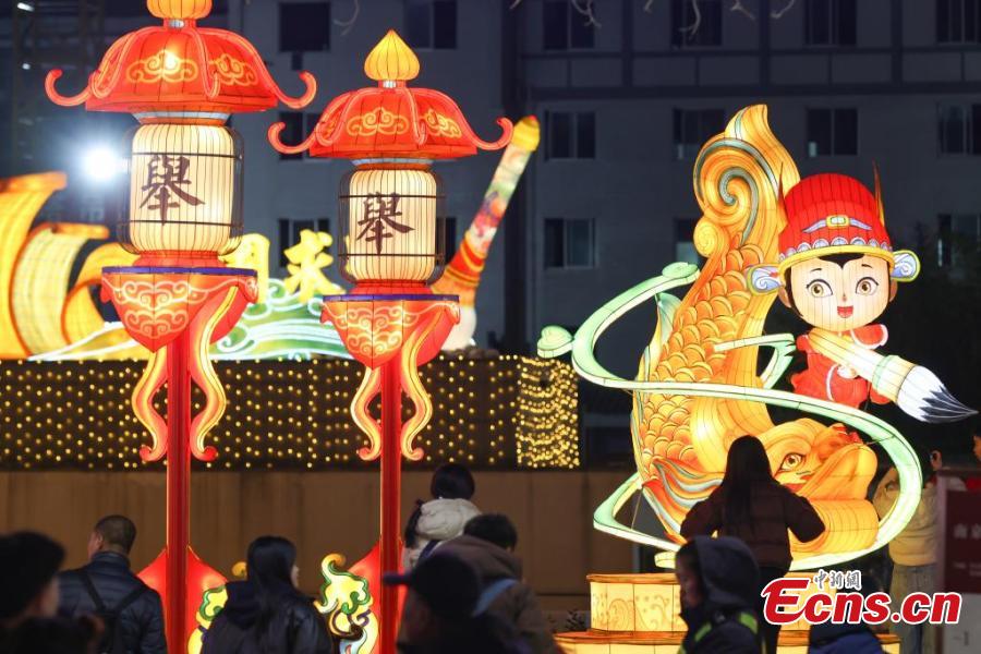 Deslumbrantes lanternas d?o boas-vindas ao Festival da Primavera no leste da China