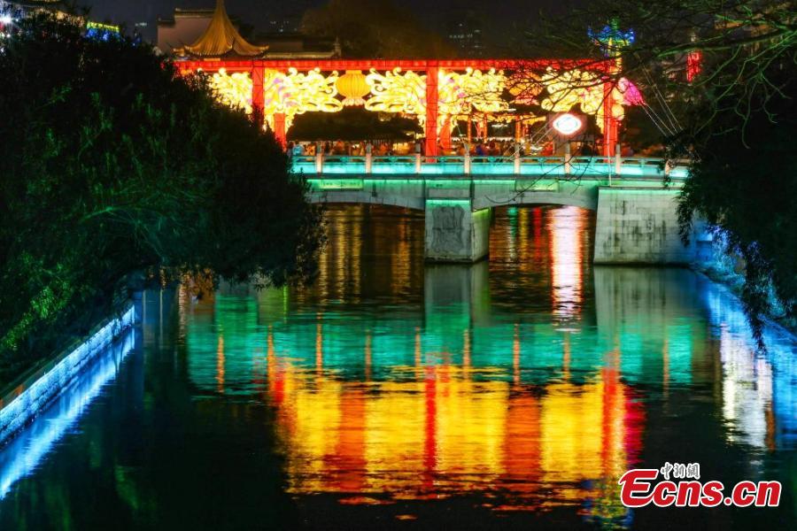 Deslumbrantes lanternas d?o boas-vindas ao Festival da Primavera no leste da China