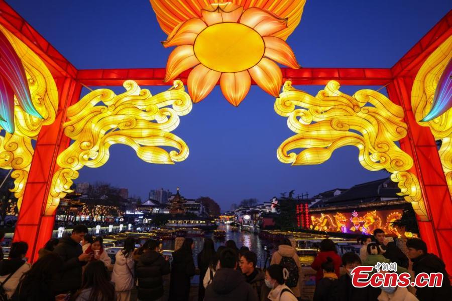 Deslumbrantes lanternas d?o boas-vindas ao Festival da Primavera no leste da China